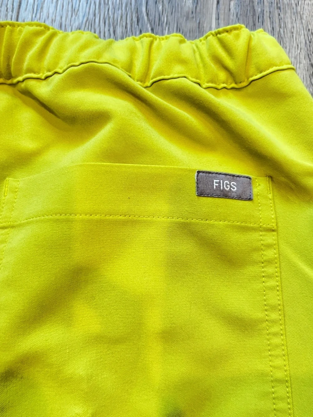 FIGS Men Small Short Cairo Cargo Scrub Pants Neon Yellow TM3001S medical uniform